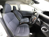 ゆったり室内で運転もしやすいです♪使い勝手の良い配置も考えられています!!助手席回転シートが装備!回転シートが乗り降りの負担を軽減します♪