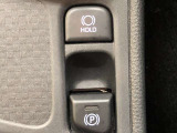 HOLD機能付きの電動パーキングブレーキ。HOLD機能を使用すると、信号待ちなどでフットブレーキから足を放しても、車は動かずそのまま停車してくれます。ドライブなど足が疲れた時には便利な機能です。