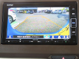 ギヤをRに入れるとナビの画面に後ろの映像が映るリヤカメラ付!後退時の安全確認やコンディションの悪い視界でもカラーバックモニターがドライバーをサポート☆☆☆