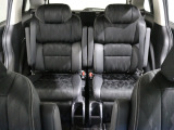 後部座席もゆったり座れます。
