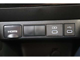 音声と映像が1本のケーブルで伝送できる便利なHDMIを装備しています。iPhoneやスマートフォンの画面と全く同じ画面がカーナビの画面に表示されるので、地図アプリや動画などのミラーリングが可能です。