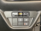 Hondaセンシング用の、VSA解除とパワーテールゲートのオンオフスイッチなどはハンドルの右側に装備しています。その上にETC2.0がついています。高速道路の料金所の通過も楽々です。