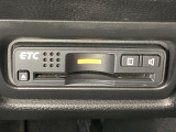 ハンドルの右下にETCがついています。高速道路の料金所の通過も楽々です!。 カードの取り出しもしやすい場所についています。