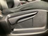 運転席にはドライバーの体型や好みに応じて前後方向だけでなく、高さの調整ができるシートリフターを装備!