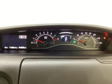 スピードメーターとタコメーターを大きく配した見やすいメーター部になっています。左側のインフォメーション画面でオドメーターや燃費などの情報を確認できます。