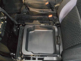 【助手席シートアンダーボックス】座面下にも収納スペースがあります。持ち運び可能で意外と便利な収納スペースです!