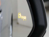 ブラインドスポットモニター装備。隣車線を走る車両を検知。ドアミラーでは確認しにくい後、側方エリアに存在する車両や急接近してくる車両も検知しドアミラーに搭載されたLEDインジケーターが点灯します。