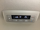 ルーフ中央にエアコン操作パネルがついていますので、2列目・3列目にお乗りの方も快適に過ごせます。