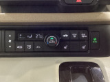 オートエアコンがついてますので、簡単操作で快適に過ごせます。リア熱線のスイッチの中にサイドミラーヒーターも入っています。パネル内のシートヒータースイッチは前席の左右別々に2段階で温度設定ができます。
