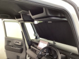 サンシェード内臓大型ルーフコンソールをオプション装備しています。停車時に使える日差しカットのサンシェードと、ティッシュ取り出し口がつくなど多様な収納ボックスがセットになった便利なルーフコンソールです。