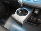 運転席からも助手席からも使いやすい位置にドリンクホルダーを配置しています。