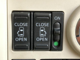 運転席ドアのウインドウ操作スイッチです。すべてのウインドウの開閉操作が可能です。ドアミラーはオート開閉なので、ドアロックで自動で閉じ、エンジンスタートで自動で開きます。