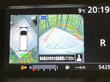 【アラウンドビューモニター】専用のカメラにより、上から見下ろしたような視点で360度クルマの周囲を確認することができます☆死角部分も確認しやすく、狭い場所での切り返しや駐車もスムーズに行えます。