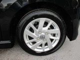 日産純正のアルミホイールが装着されてます。ボディデザインとマッチしておりおしゃれです。