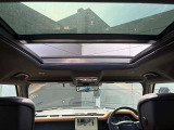 スライディング式パノラミックルーフ「後席まで広がるパノラミックルーフは遮るものがなく、開放的な車内空間を提供致します。」
