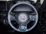 ハンドル左側にはオーディオ操作が出来るオーディオリモートコントロールスイッチ、右側にはHonda SENSINGとオートクルーズコントロールのスイッチを装備!