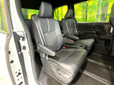 後部座席も気になるようなキズ・汚れやへたり等、大きなダメージはなく、良好な状態です。