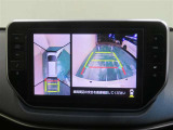 パノラミックビューモニター搭載。カメラで車両周囲の状況を映し出すため、狭い場所での駐車などに役立ちます。