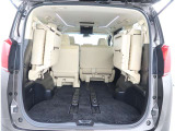 【トランクルーム】荷室の広さも十分です!シートアレンジでシートを畳めば長い荷物だって積めますね。シートアレンジの操作方法など、お気軽にご相談下さい。