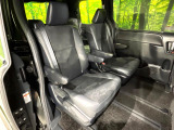 後部座席も気になるようなキズ・汚れやへたり等、大きなダメージはなく、良好な状態です。