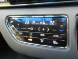 オートエアコンは左右席で独立温度コントロールが可能です。運転席はキンキンに冷やして助手席はマイルドにと言った設定が可能です。暑さ寒さでケンカすることもなくなりますね。