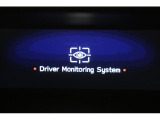 ■ドライバーモニタリングシステム装備。予め設定済みのシートポジションやドアミラー角度などを自動的に再現。また前回のエアコン設定も再現致します。また居眠り運転やわき見運転を警告し運転者を常に見守ります。
