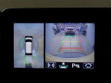 バックモニター付き。車両後方の映像をナビ画面に表示し、駐車などの後退操作をサポートします。また、車を上から見たような映像も確認できます