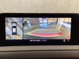 狭い場所での駐車やすれ違いなどでより的確な運転操作に役立つ360&deg;ビューモニターが装備されています。