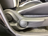 シートハイトアジャスターが付いているので運転姿勢を調整するのに便利ですね。身長に合ったシートポジションは安全運転や疲労軽減にもつながります。