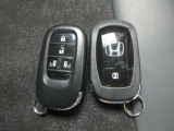 スマートキー付。キーを取り出さなくてもドアロックの施錠・開錠、エンジンの始動が出来ます。雨の日や荷物の多い日にとても便利ですね。