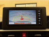 バックガイドモニター付きです。車の後方に小型カメラが付いており、バックする際の後方の様子をモニター上に表示します。