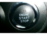 プッシュスタート付き。スマートキーを携帯していればキーを取り出さずにドアを施錠&解錠。クルマの始動も可能です。