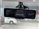 インテリジェントルームミラー。レバー操作でリヤカメラの映像に切り替わります。