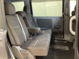 2列目シートは背もたれの角度調節ができるベンチシートになっております。長距離運転になってもゆったりとできるようにアームレストがついてます。