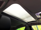 【サンルーフ】開放感たっぷりの希少装備、サンルーフが装着されています!車内に明かりを取り入れたり景色を楽しむ以外にも、車内の空気も簡単に換気できて快適です!