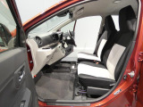 【フロントシート】座り心地の良いシートは、長距離の運転でも疲れにくい設計です。足元も広々としており、リラックスした姿勢で快適なドライブを楽しめます。使用感も少なく綺麗な状態です。