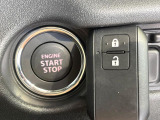 【キーレススタートシステム】カバンやポケットに入れたままでもドアの施錠・解錠が可能なスマートキーを装備。エンジンのオン・オフ時もカギを取り出す必要が無いからとっても便利です♪