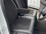 フロントシートです!!ベンチシートなので座席の移動もスムーズに出来ます!!足元も広く運転も楽ですよ!!