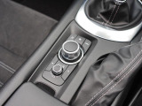 マツダコネクトを操作するコマンダーコントロールです。運転中に自然と手の触れる位置に配置されています。