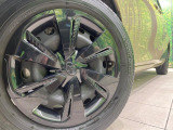 【15インチアルミホイール】外観にマッチしたアルミホイールを装着しております。各種アルミホイールや、スタッドレスタイヤも取扱いしております。是非ご相談ください♪