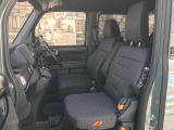 長時間の運転でも疲れにくい運転席シートと、足元へフラットに収納できる助手席シートです。