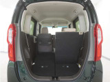 2列目シートは左右独立で倒すことができます。3人乗車状態でより多くの荷物を積むことができます。