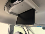天井にモニターが装備されています!お子様など、ロングドライブでも退屈せず楽しくお過ごし頂けます
