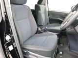 運転席の写真です!座り心地も良さそう、あなたのドライビングポジションをガッチリ支え、心地よい安心感で、ロングドライブもらくらく??