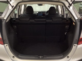 ラゲッジも広く使いやすいトランクは、開口部も広く荷物の積み下ろしもしやすいお車となっております。リアシートの背もたれは6:4の割合で分割して可倒できるので、長いお荷物などを載せることもできます。