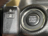 【キーレススタートシステム】カバンやポケットに入れたままでもドアの施錠・解錠が可能なスマートキーを装備。エンジンのオン・オフ時もカギを取り出す必要が無いからとっても便利です♪