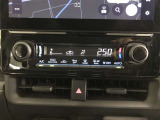 左右独立温度コントロールフルオートエアコンです。運転席、助手席それぞれで独立して温度設定ができます。冷え性の方が乗っても安心ですね♪