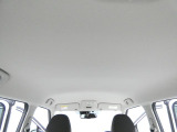 【天井】車内の天井も明るく清潔です。気になる汚れやニオイもなく、開放的な空間が広がっています。心地よい車内環境で、ドライブをゆったりお楽しみください。