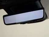 デジタルインナーミラーを装備してます。後部座席の人や大きな荷物で後方の視界を遮られることがありません。