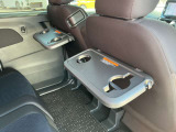 運転席及び助手席後ろには後席用テーブル&ドリンクフォルダーを装備☆